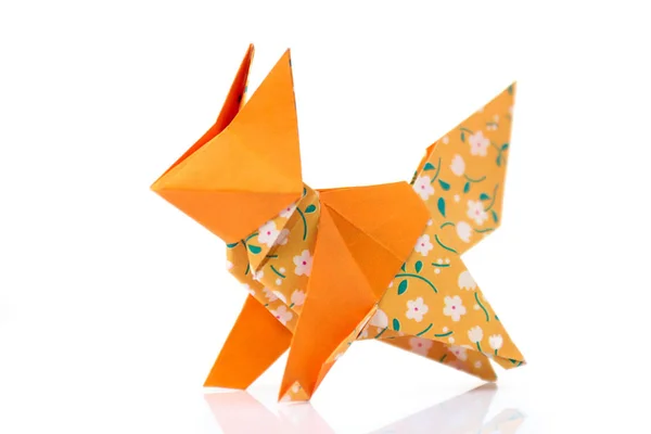 Модель лиса оригами на белом — стоковое фото