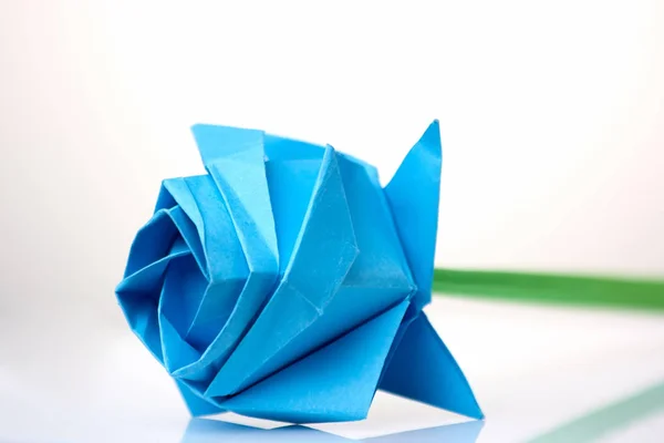Красивый синий цветок оригами — стоковое фото