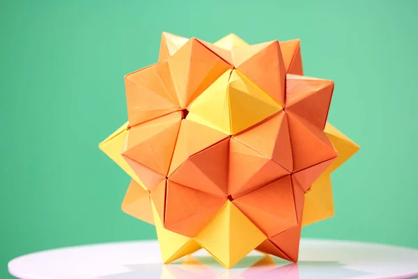 Origami de Dodecaedro sobre fondo verde — Foto de Stock