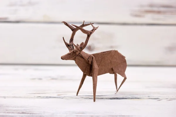 Figurka jelenia na tle drewnianych — Zdjęcie stockowe