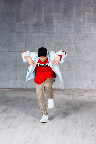 Handsome young man dancing. — Stock Photo, Image