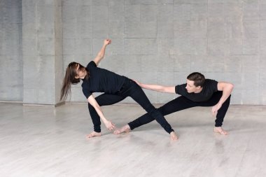 Pratik dans becerilerini genç Çift.