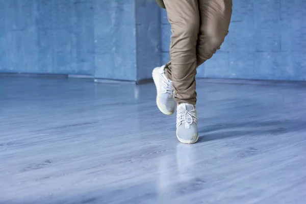 Hip-hop dançarino im movimento, imagem cortada . — Fotografia de Stock