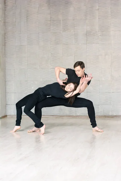 Coppia di ballerini in movimento sensuale . — Foto Stock