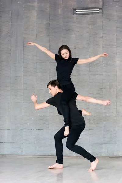 Coppia di ballerini in posizione dinamica . — Foto Stock