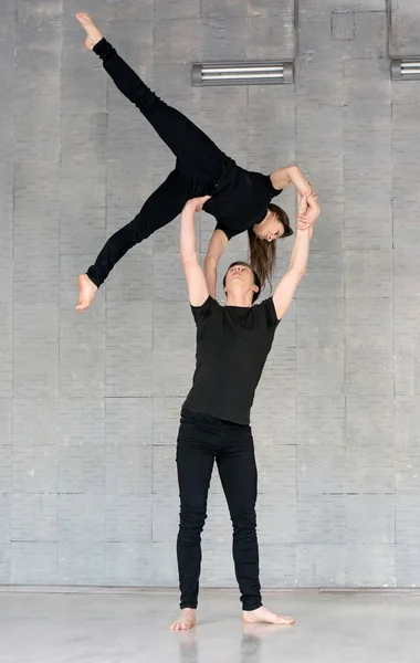 Talentosa pareja practicando danza moderna . — Foto de Stock