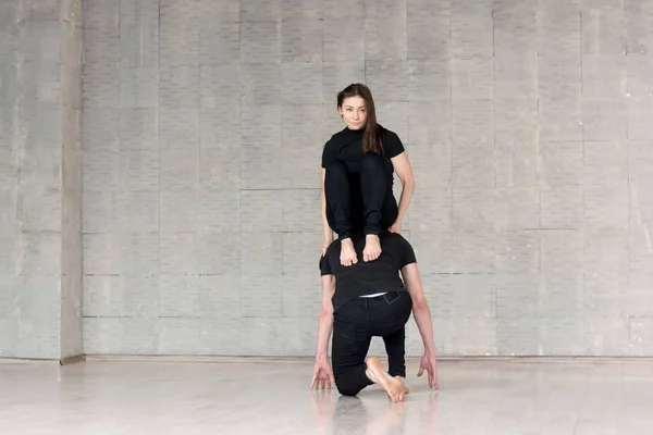 Hermosa pareja practicando elementos de baile . — Foto de Stock