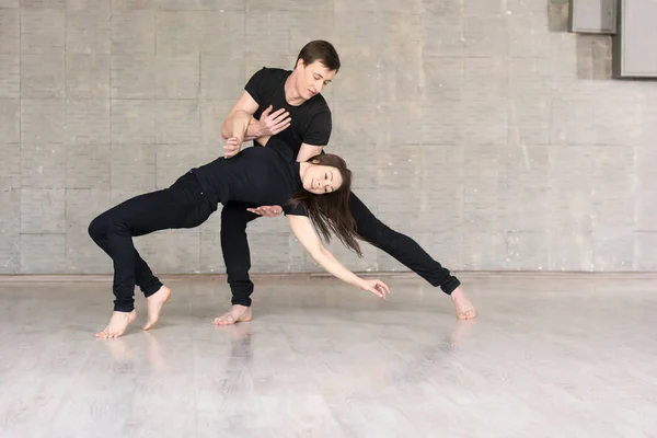 Bella coppia che balla danza sociale . — Foto Stock