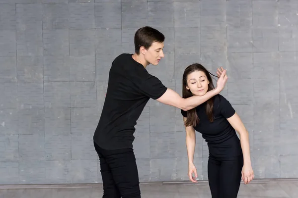 Jóvenes bailarines practicando en el estudio . — Foto de Stock