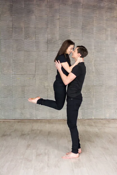 Junges Paar tanzt auf grauem Hintergrund. — Stockfoto