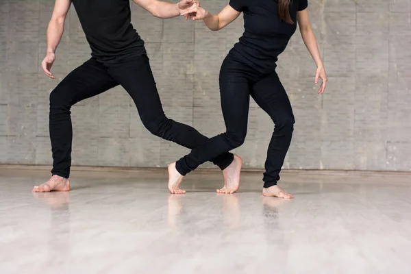 Giovane coppia di ballerini in movimento . — Foto Stock