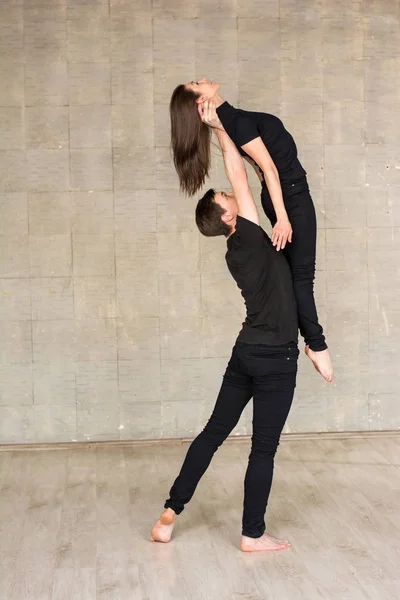 Coppia contemporanea dance lift . — Foto Stock