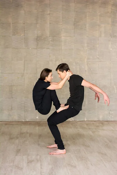 Pareja de bailarines practicando acrobacias . — Foto de Stock