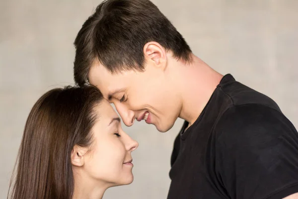 Retrato de dos amantes, fondo gris . —  Fotos de Stock