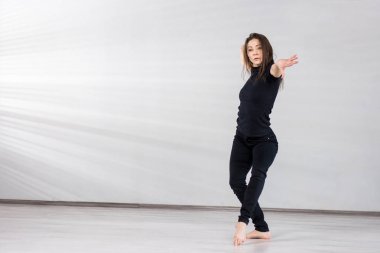 Stüdyo arka plan üzerinde ince dans eden kadın.