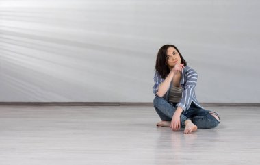 Stüdyo arka plan üzerinde genç kadın dansçı.