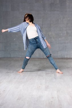 Modern genç güzel dansçı eylem.