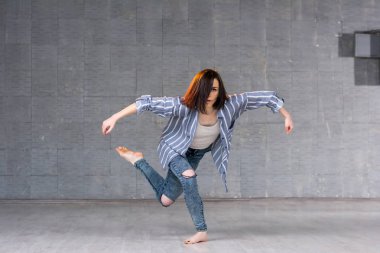 Genç kız tarafından modern dans performansı.