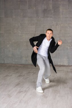 Genç modern stil dansçı.