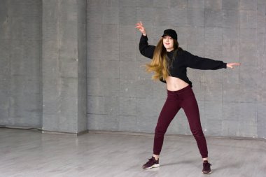 Kadın modern stil dansçı hareket.