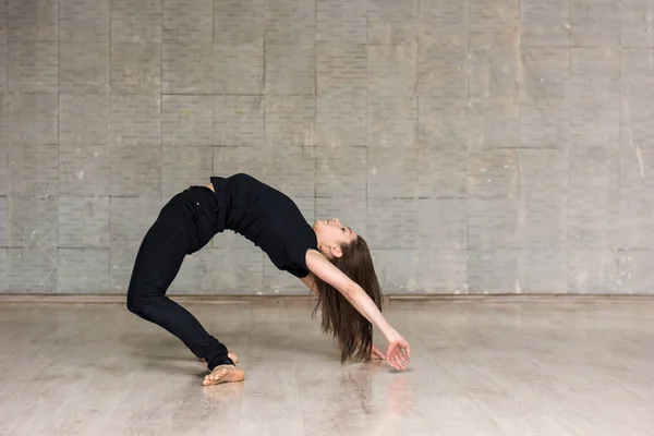 Ženské tanečník praktikující gymnastický prvek. — Stock fotografie