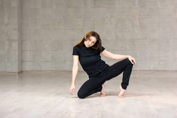 Bailarina bonita posando en el fondo del estudio . — Foto de Stock