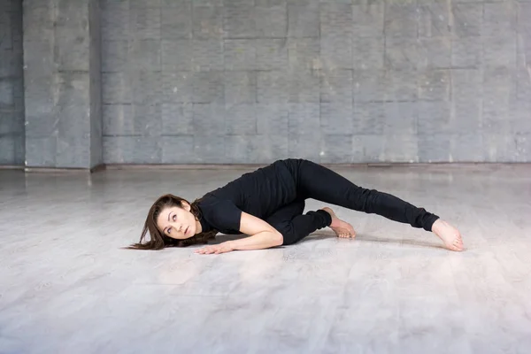 Bonita bailarina tirada en el suelo . — Foto de Stock