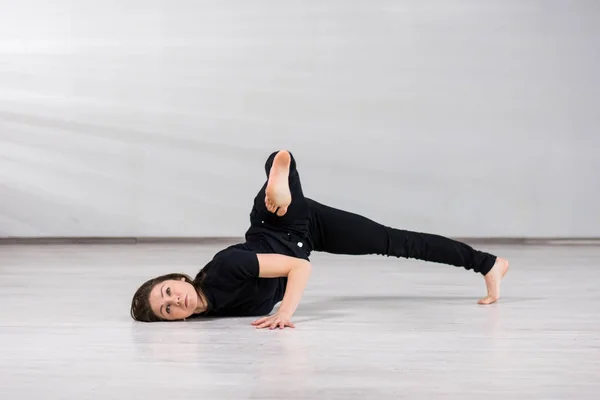 Bailarina practicando el elemento de danza . — Foto de Stock