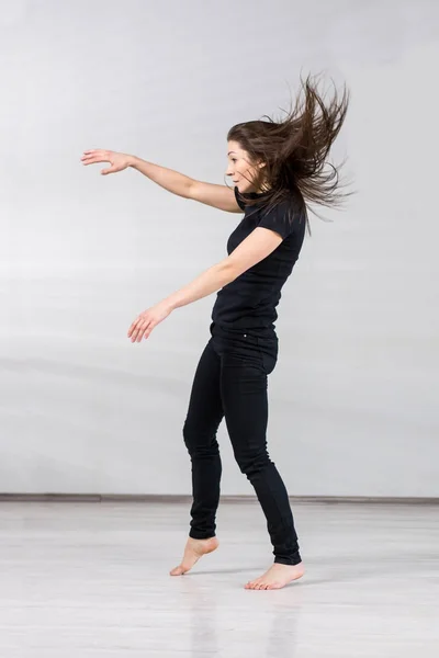 Slim girl in dance movement. — Stock Photo, Image
