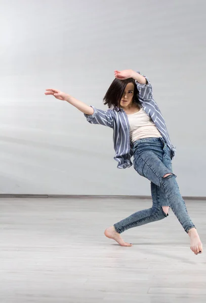 Joven mujer urbana bailando . — Foto de Stock