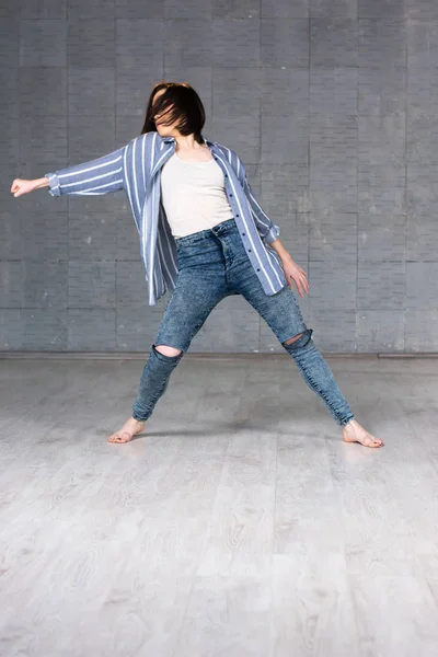 Moderna joven hermosa bailarina en acción . — Foto de Stock