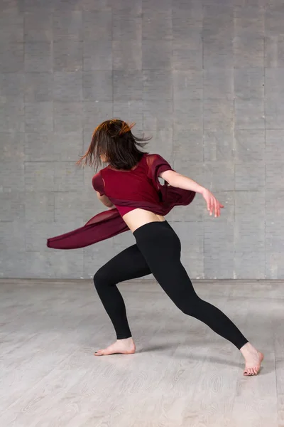 Chica bailando danza contemporánea . — Foto de Stock