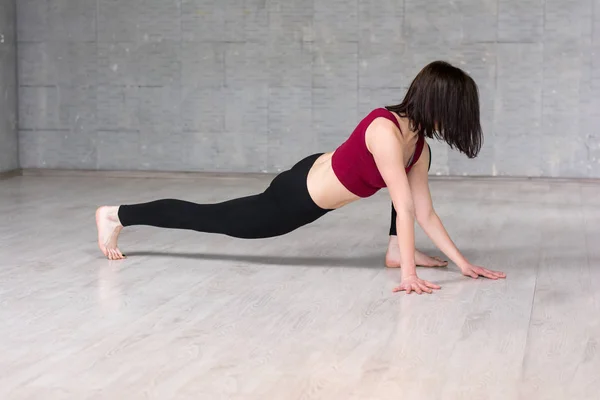 Perempuan muda Berlatih Yoga. — Stok Foto