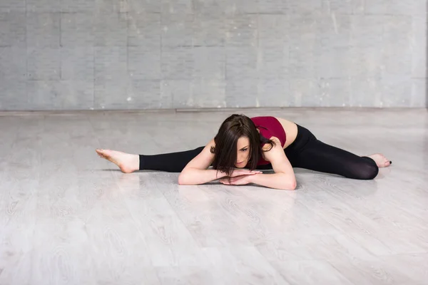 Bailarina posando sobre fondo de estudio . — Foto de Stock