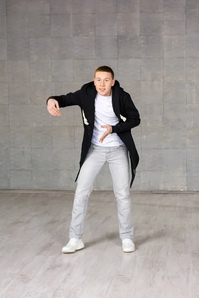 Joven rapero en el estudio de bakground . — Foto de Stock