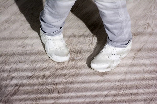 Молодий танцюрист у білих кросівках . — стокове фото