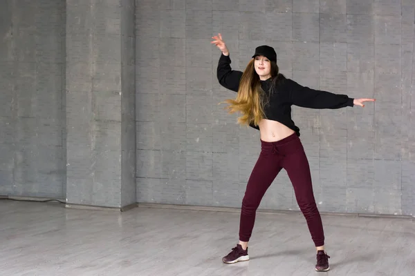 Bailarina de estilo moderno femenino en movimiento . — Foto de Stock