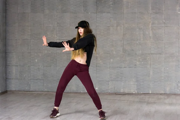 Linda chica bailando danza moderna . —  Fotos de Stock