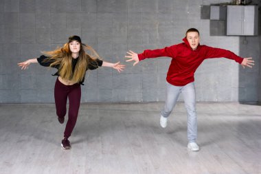 Adam ve kız dans hareketi.