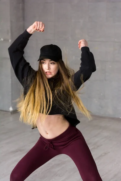 Bailarina de estilo moderno bastante delgada en movimiento . — Foto de Stock