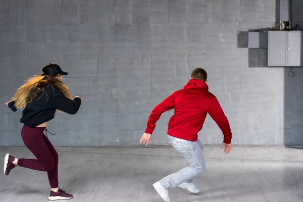 Joven hombre y mujer bailando danza moderna . —  Fotos de Stock