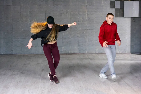 Un paio di ballerini hip-hop stanno ballando . — Foto Stock