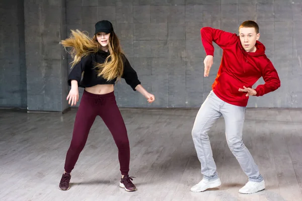 Atractiva pareja bailando hip-hop . —  Fotos de Stock