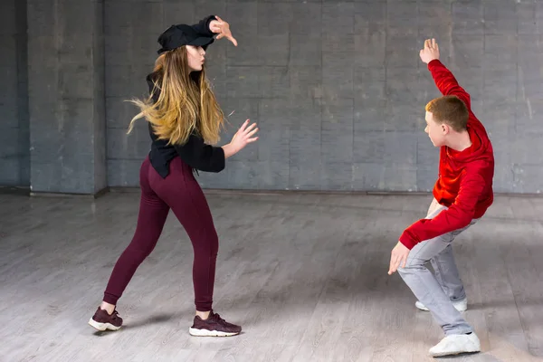 Bailarines de hip-hop en acción . —  Fotos de Stock