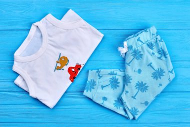 Desenli çocuk yaz giyim kümesi.