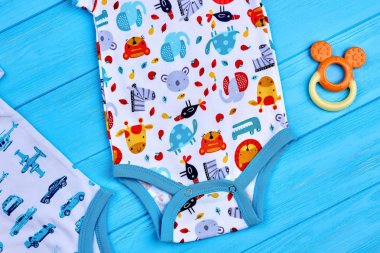 Pamuk elbise ve kauçuk oyuncak yakın çekim.