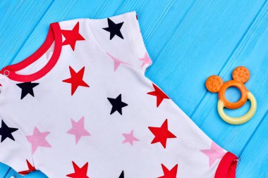 Yıldız baskı bebek romper yakın çekim.
