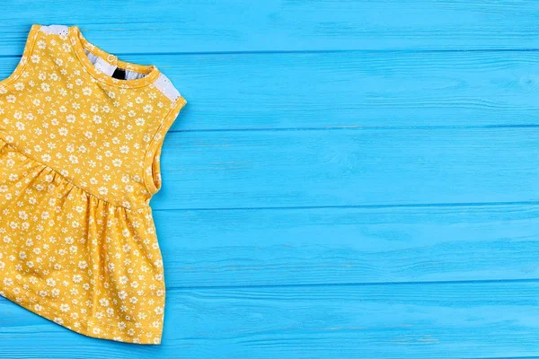 Vestido de recién nacido vintage amarillo . — Foto de Stock