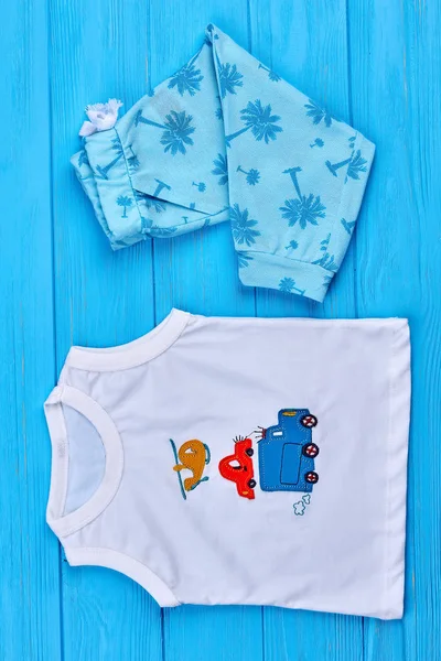 Yeni yaz giysileri bebek bebek için. — Stok fotoğraf