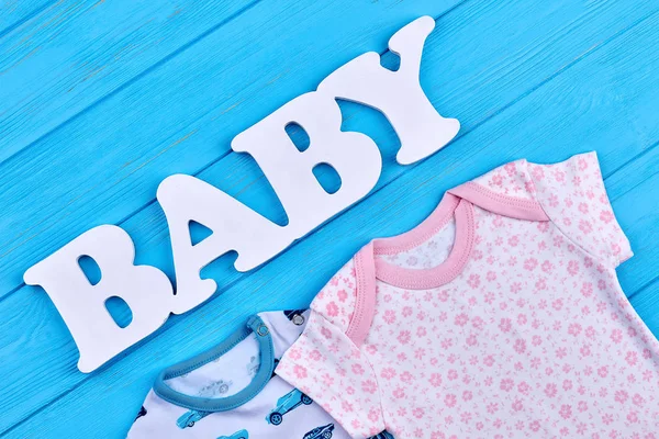 Babybekleidung und Text Baby. — Stockfoto